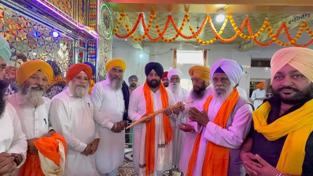 Special honor given to the Cabinet Minister by Chief Administrator Baba Tirath Singh Ji and leaders of other religious organizations