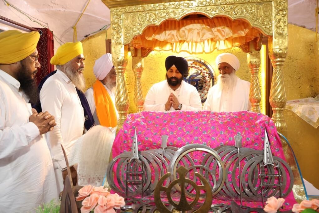 Special honor given to the Cabinet Minister by Chief Administrator Baba Tirath Singh Ji and leaders of other religious organizations