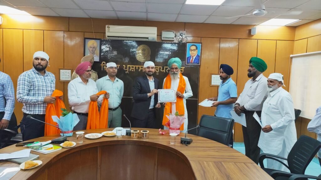 The progressive farmers of the district who did not burn stubble were honored by the Deputy Commissioner