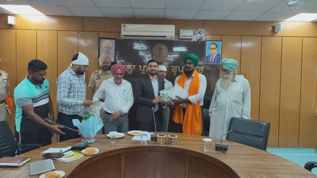 The progressive farmers of the district who did not burn stubble were honored by the Deputy Commissioner