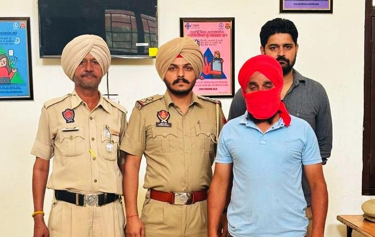 8 kg 262 grams of opium, 2 kg 437 grams of charas, 35 grams of intoxicating powder, 5 mobile phones and Rs 3610, 6750 ML. of illicit liquor recovered