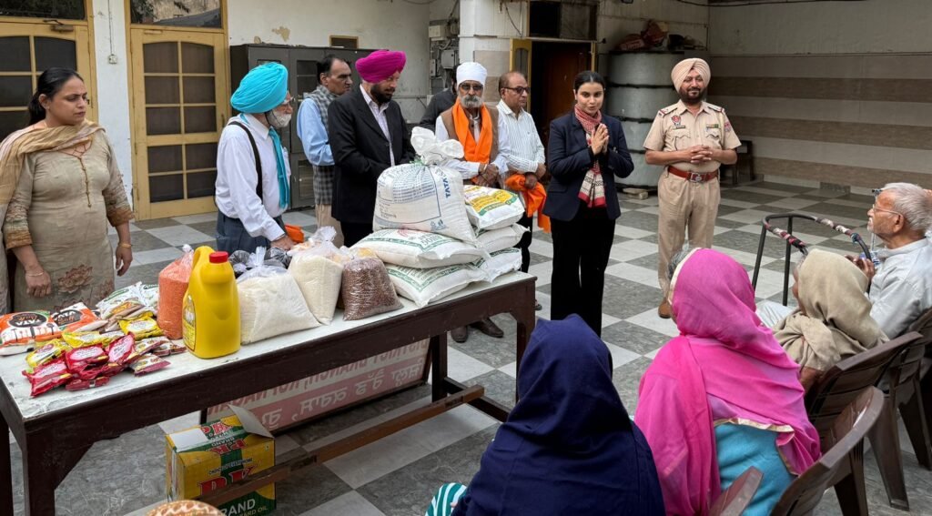 ਬਜ਼ੁਰਗਾਂ ਦੀ ਸੇਵਾ ਲਈ ਰੈਡ ਕਰਾਸ ਵਲੋਂ ਓਲਡ ਏਜ ਹੋਮ ਸ੍ਰੀ ਚਮਕੌਰ ਸਾਹਿਬ ਵਿੱਚ ਰਾਸ਼ਨ ਵੰਡ