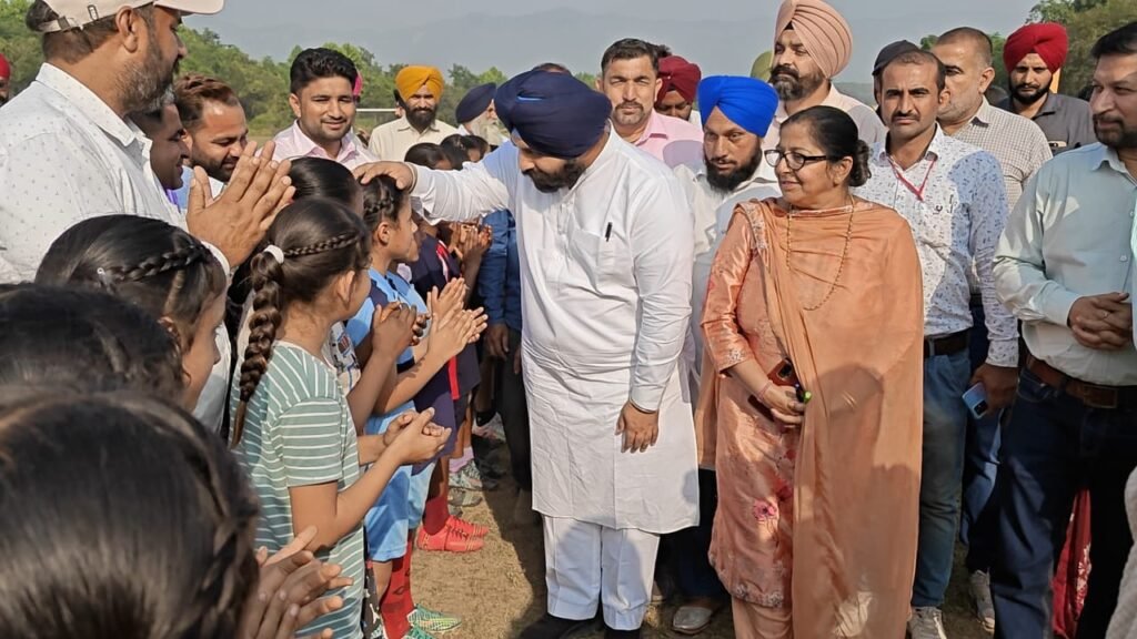 ਸਿੱਖਿਆ ਮੰਤਰੀ ਨੇ ਪ੍ਰਾਇਮਰੀ ਸਕੂਲ ਖੇਡਾਂ ਦੇ ਜੇਤੂਆਂ ਨੂੰ ਇਨਾਮ ਦਿੱਤੇ