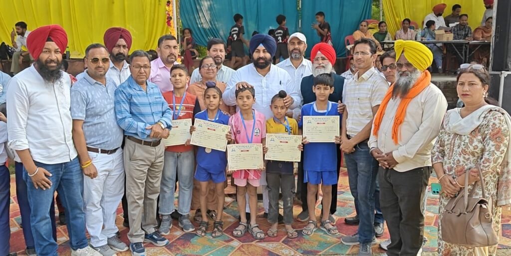 शिक्षा मंत्री ने प्राथमिक स्कूल खेलों के विजेताओं को पुरस्कृत किया