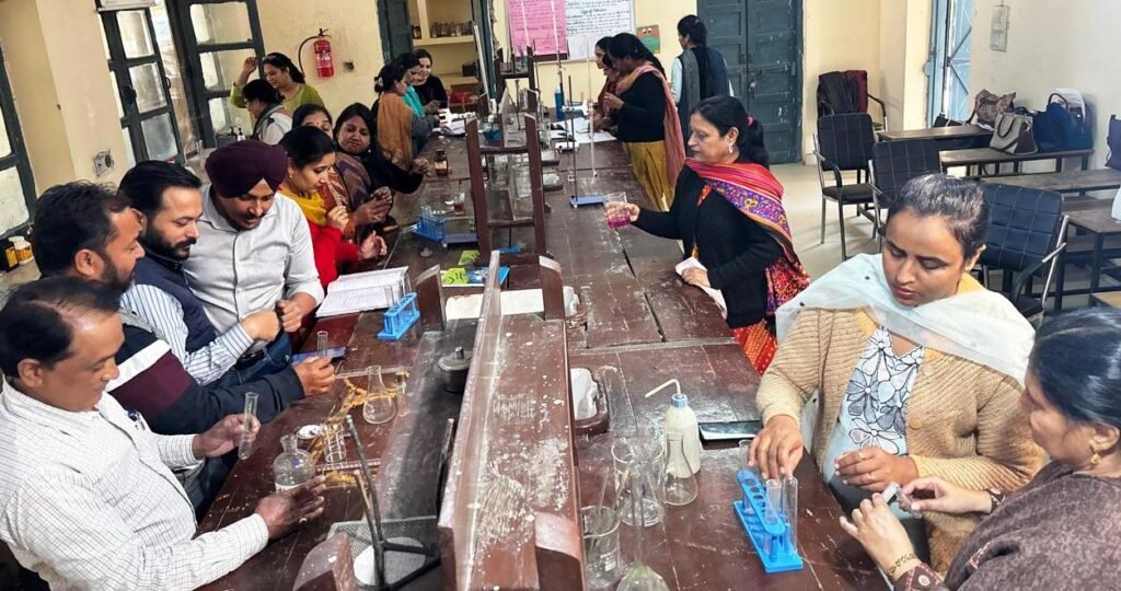 ਰੂਪਨਗਰ ਜ਼ਿਲ੍ਹੇ ਦੇ chemistry lecturers ਦੀ ਤਿੰਨ ਰੋਜ਼ਾ ਟ੍ਰੇਨਿੰਗ ਦੇ ਦੂਜੇ ਦਿਨ ਪ੍ਰੈਕਟੀਕਲ ਅਤੇ ਪ੍ਰਜ਼ੈਂਟੇਸ਼ਨ ਐਕਟੀਵਿਟੀਆਂ ਸ਼ਾਨਦਾਰ ਢੰਗ ਨਾਲ ਆਯੋਜਿਤ 4 ਰੂਪਨਗਰ ਜ਼ਿਲ੍ਹੇ ਦੇ ਕਮਿਸਟਰੀ ਵਿਸ਼ੇ ਨਾਲ ਸੰਬੰਧਤ ਲੈਕਚਰਾਰਾਂ ਦੀ ਤਿੰਨ ਰੋਜ਼ਾ ਟ੍ਰੇਨਿੰਗ ਦੇ ਦੂਜੇ ਦਿਨ ਪ੍ਰੈਕਟੀਕਲ ਅਤੇ ਪ੍ਰਜ਼ੈਂਟੇਸ਼ਨ ਐਕਟੀਵਿਟੀਆਂ ਸ਼ਾਨਦਾਰ ਢੰਗ ਨਾਲ ਆਯੋਜਿਤ