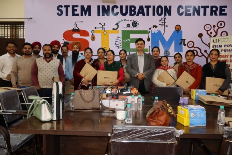 आदर्श स्कूल लोधीपुर में अमेरिकन इंडिया फ़ाउंडेशन द्वारा STEM पेडागॉगी और रोबोटिक्स आधारित शिक्षक प्रशिक्षण कार्यशाला आयोजित