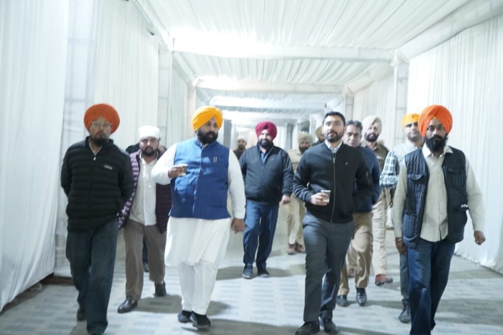 Day and night, Cabinet Minister Harjot Singh Bains visited the devotees in Guru Nagri Sri Anandpur Sahib. Arrangements made for convenience are being monitored
