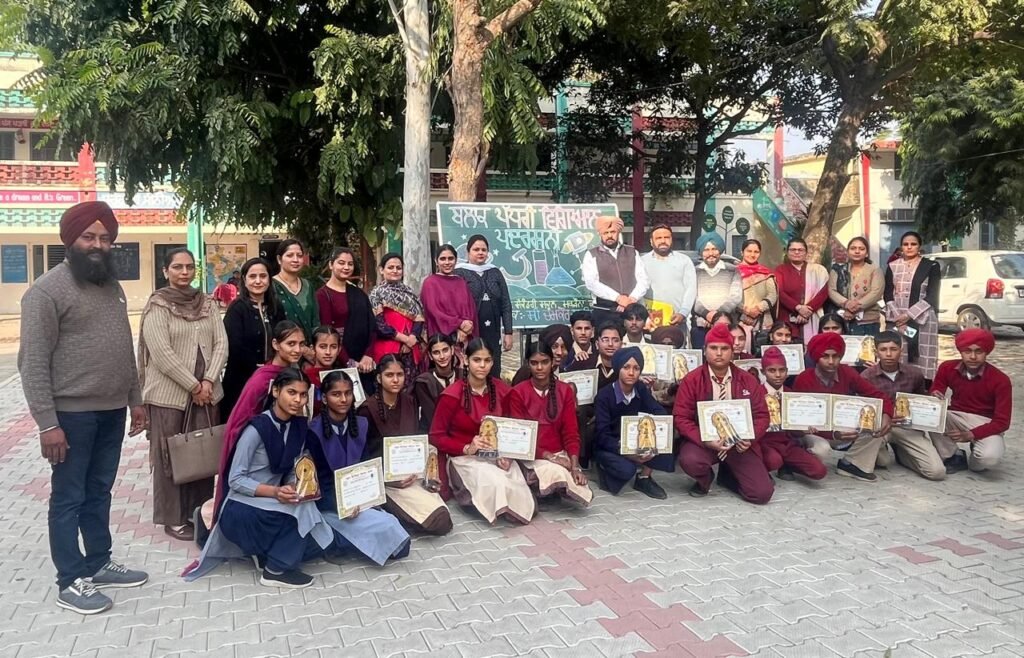 ਸਰਕਾਰੀ ਸੀਨੀਅਰ ਸੈਕੰਡਰੀ ਸਕੂਲ ਮਕੜੌਨਾ ਕਲਾ ਵਿਖੇ ਦੋ ਰੋਜ਼ਾ ਵਿਗਿਆਨ ਪ੍ਰਦਰਸ਼ਨੀ ਲਗਾਈ ਗਈ।