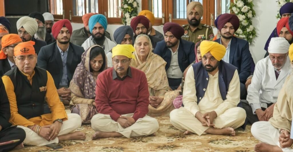 ਭਗਵੰਤ ਮਾਨ ਅਤੇ ਅਰਵਿੰਦ ਕੇਜਰੀਵਾਲ ਨੇ ਸੰਗਤ ਵਿੱਚ ਸ਼ਾਮਲ ਹੋ ਕੇ ਸੂਬੇ ਦੀ ਤਰੱਕੀ ਅਤੇ ਪੰਜਾਬੀਆਂ ਦੀ ਖ਼ੁਸ਼ਹਾਲੀ ਲਈ ਕੀਤੀ ਅਰਦਾਸ