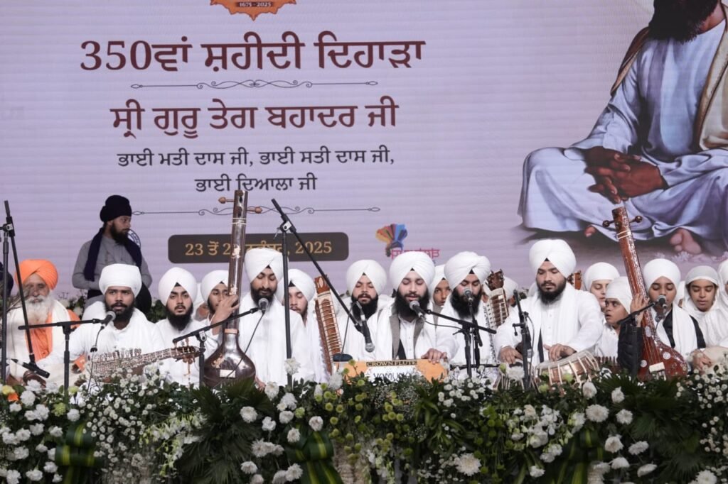 ਸ੍ਰੀ ਅਨੰਦਪੁਰ ਸਾਹਿਬ, 25 ਨਵੰਬਰ: ਹਿੰਦ ਦੀ ਚਾਦਰ ਨੌਵੇਂ ਪਾਤਸ਼ਾਹ ਸਾਹਿਬ ਸ੍ਰੀ ਗੁਰੂ ਤੇਗ ਬਹਾਦਰ ਸਾਹਿਬ ਜੀ ਦੇ 350 ਸਾਲਾ ਸ਼ਹੀਦੀ ਦਿਹਾੜੇ ਨੂੰ ਸਮਰਪਿਤ ਪੰਜਾਬ ਸਰਕਾਰ ਵੱਲੋਂ ਕਰਵਾਏ ਜਾ ਰਹੇ ਸਮਾਗਮਾਂ ਦੀ ਲੜੀ ਤਹਿਤ ਅੱਜ ਛਾਉਣੀ ਬੁੱਢਾ ਦਲ ਵਿਖੇ ਸਜਾਏ ਗਏ ਵਿਸ਼ਾਲ ਪੰਡਾਲ ਵਿੱਚ ਕੀਰਤਨ