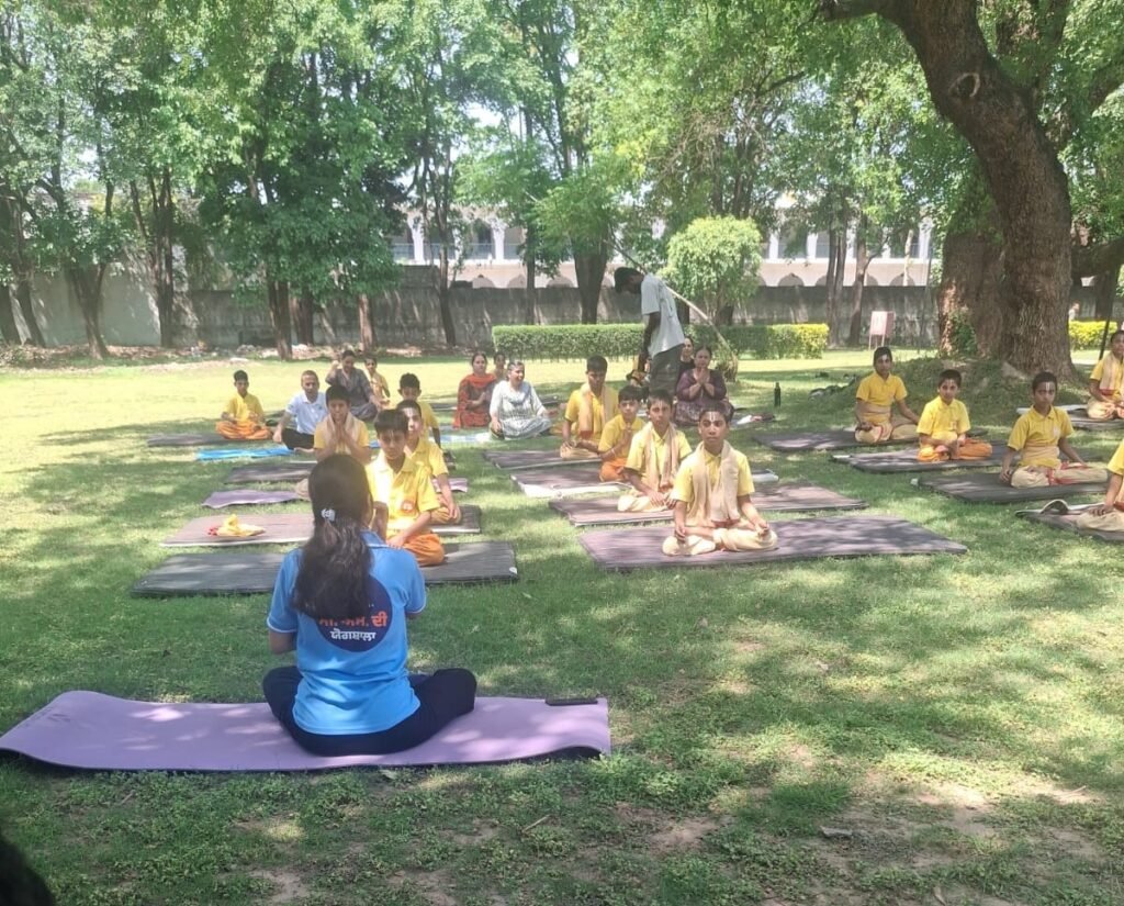 ਤਸਵੀਰ- ਸ੍ਰੀ ਅਨੰਦਪੁਰ ਸਾਹਿਬ ਵਿਚ ਸੀ.ਐਮ ਦੀ ਯੋਗਸ਼ਾਲਾ ਦਾ ਦ੍ਰਿਸ਼