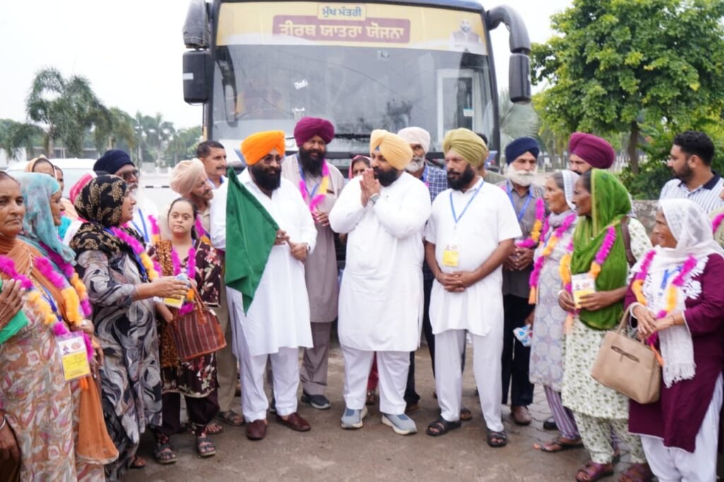 Cabinet Minister Harjot Bains flagged off the bus from Kiratpur Sahib under the Chief Minister's pilgrimage.